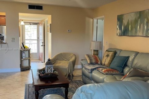 Condo in Palm Springs, Florida, 1 bedroom  № 2033093 - photo 2