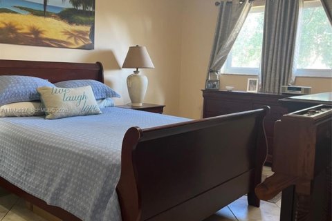 Condo in Palm Springs, Florida, 1 bedroom  № 2033093 - photo 14