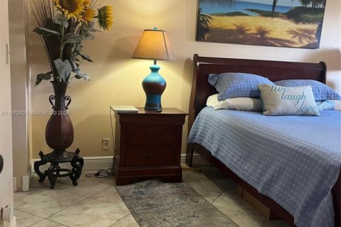 Condo in Palm Springs, Florida, 1 bedroom  № 2033093 - photo 15