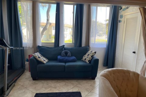 Condo in Palm Springs, Florida, 1 bedroom  № 2033093 - photo 6