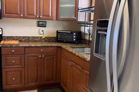 Condo in Palm Springs, Florida, 1 bedroom  № 2033093 - photo 10