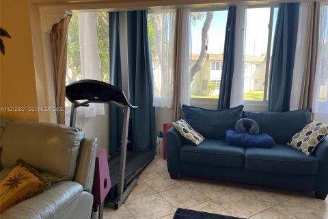 Condo in Palm Springs, Florida, 1 bedroom  № 2033093 - photo 5