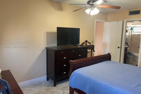 Condo in Palm Springs, Florida, 1 bedroom  № 2033093 - photo 13