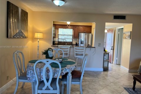 Condo in Palm Springs, Florida, 1 bedroom  № 2033093 - photo 3