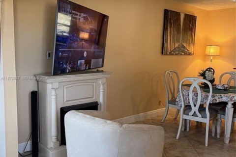 Condo in Palm Springs, Florida, 1 bedroom  № 2033093 - photo 4
