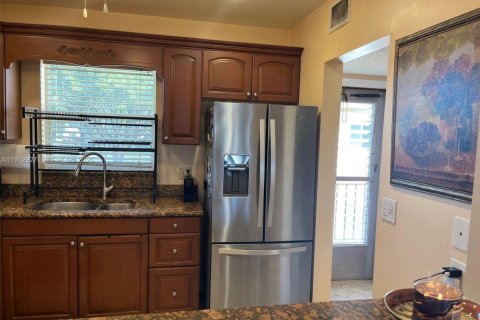 Condo in Palm Springs, Florida, 1 bedroom  № 2033093 - photo 8