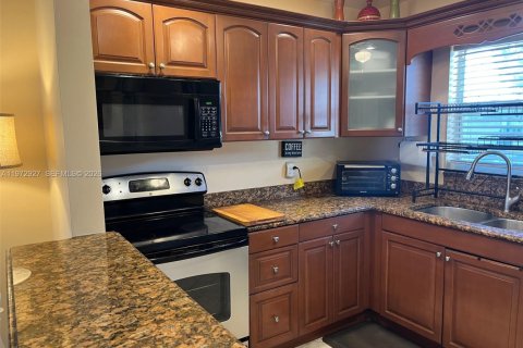 Condo in Palm Springs, Florida, 1 bedroom  № 2033093 - photo 7