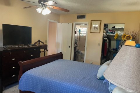 Condo in Palm Springs, Florida, 1 bedroom  № 2033093 - photo 12
