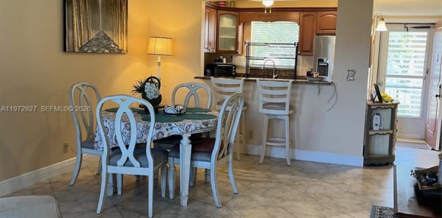 Condo in Palm Springs, Florida, 1 bedroom  № 2033093
