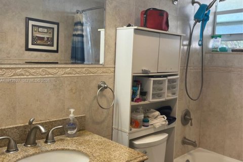 Condo in Palm Springs, Florida, 1 bedroom  № 2033093 - photo 18
