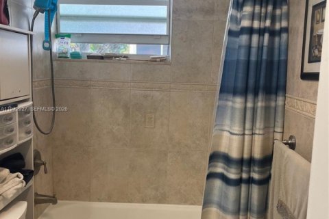 Condo in Palm Springs, Florida, 1 bedroom  № 2033093 - photo 17