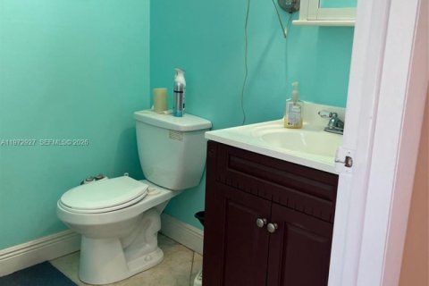 Condo in Palm Springs, Florida, 1 bedroom  № 2033093 - photo 21