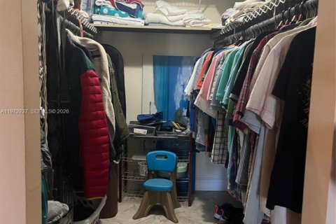 Condo in Palm Springs, Florida, 1 bedroom  № 2033093 - photo 16