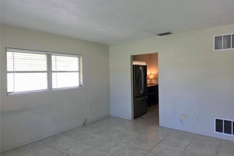 Casa en alquiler en Saint Petersburg, Florida, 2 dormitorios, 70.23 m2 № 2099939 - foto 2