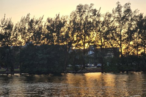 Снять в аренду кондоминиум в Помпано-Бич, Флорида 2 спальни, 109.62м2, № 1154507 - фото 1