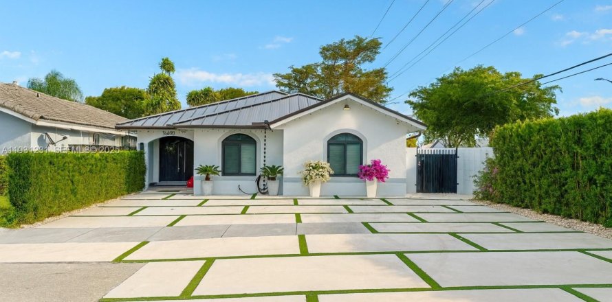 Дом в Майами, Флорида 3 спальни, 154.59м2 № 1989826