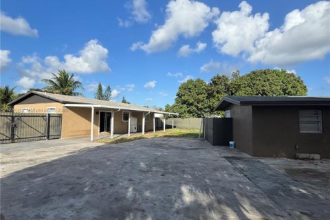 House in Miami Gardens, Florida 4 bedrooms, 94.02 sq.m. № 1865021 - photo 3