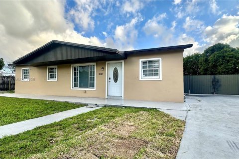 House in Miami Gardens, Florida 4 bedrooms, 94.02 sq.m. № 1865021 - photo 1