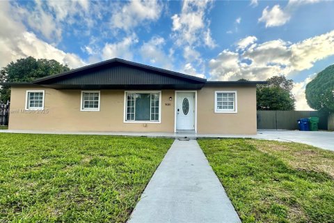 House in Miami Gardens, Florida 4 bedrooms, 94.02 sq.m. № 1865021 - photo 2