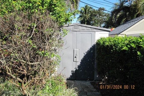 House in Oakland Park, Florida 3 bedrooms, 211.72 sq.m. № 954800 - photo 1