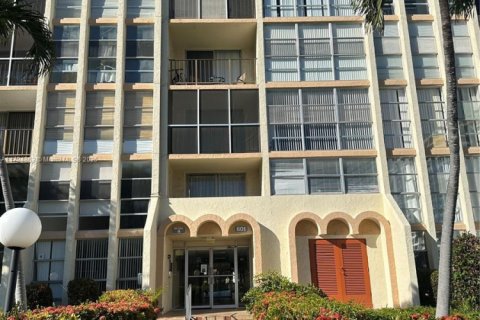 Copropriété à vendre à Hallandale Beach, Floride: 2 chambres, 85.84 m2 № 1977249 - photo 1
