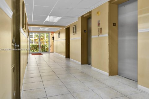 Copropriété à vendre à Hallandale Beach, Floride: 2 chambres, 85.84 m2 № 1977249 - photo 10
