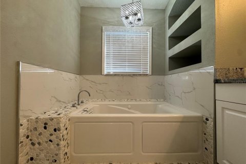Villa ou maison à louer à Brandon, Floride: 4 chambres, 215.72 m2 № 1569112 - photo 21
