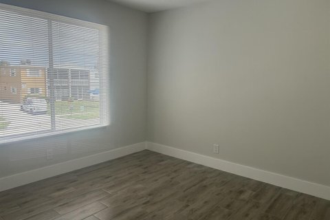 Condo in Lake Park, Florida, 2 bedrooms  № 2285760 - photo 11