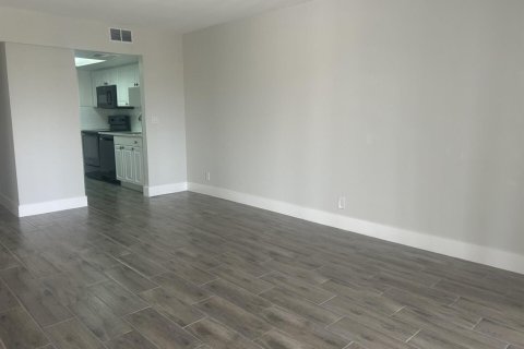Condo in Lake Park, Florida, 2 bedrooms  № 2285760 - photo 4