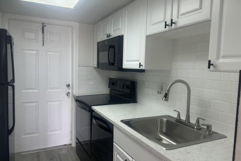 Condo in Lake Park, Florida, 2 bedrooms  № 2285760 - photo 3