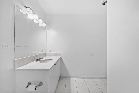 Купить кондоминиум в Майами, Флорида 1 спальня, 61.5м2, № 1970127 - фото 12