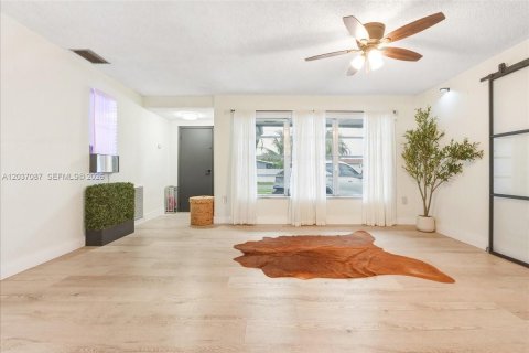 Casa en venta en Sunrise, Florida, 3 dormitorios, 173.17 m2 № 2178434 - foto 3