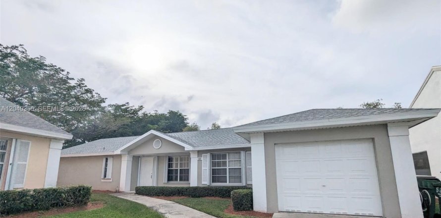House in Homestead, Florida 3 bedrooms, 138.24 sq.m. № 2086632