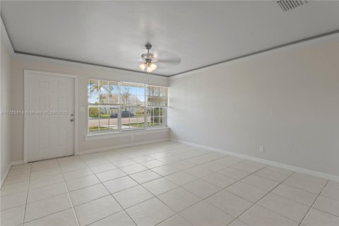 House in Lake Park, Florida 4 bedrooms, 130.81 sq.m. № 1738592 - photo 2