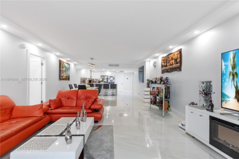 Condominio en venta en Hallandale Beach, Florida, 2 dormitorios, 146.79 m2 № 2040527 - foto 11