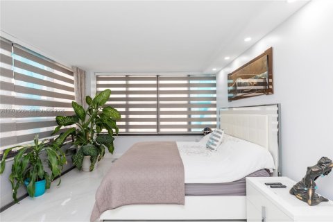Condominio en venta en Hallandale Beach, Florida, 2 dormitorios, 146.79 m2 № 2040527 - foto 23