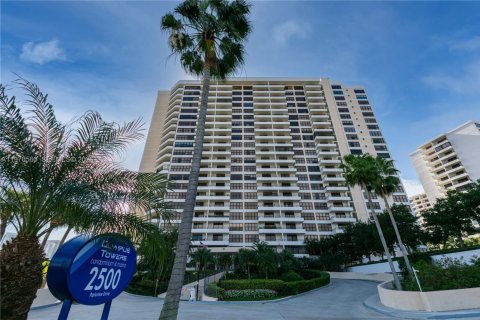 Condominio en venta en Hallandale Beach, Florida, 2 dormitorios, 146.79 m2 № 2040527 - foto 2