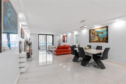 Condominio en venta en Hallandale Beach, Florida, 2 dormitorios, 146.79 m2 № 2040527 - foto 10