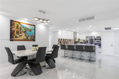 Condominio en venta en Hallandale Beach, Florida, 2 dormitorios, 146.79 m2 № 2040527 - foto 16