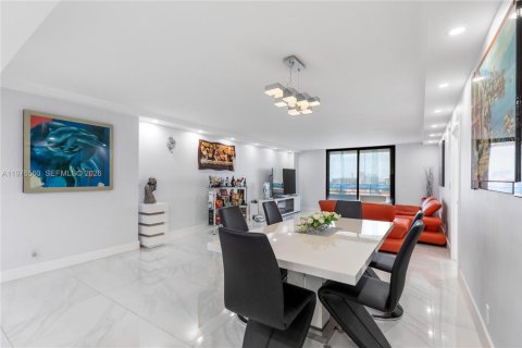 Condominio en venta en Hallandale Beach, Florida, 2 dormitorios, 146.79 m2 № 2040527 - foto 14