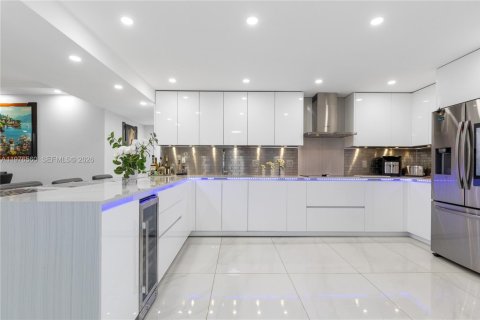 Condominio en venta en Hallandale Beach, Florida, 2 dormitorios, 146.79 m2 № 2040527 - foto 19