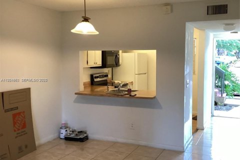 Снять в аренду кондоминиум в Пемброк-Пайнс, Флорида 2 спальни, № 1983980 - фото 3