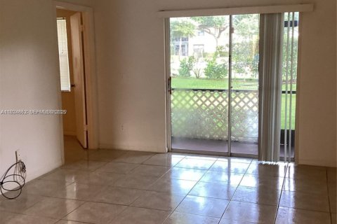 Снять в аренду кондоминиум в Пемброк-Пайнс, Флорида 2 спальни, № 1983980 - фото 4