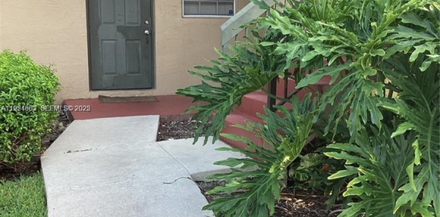 Кондоминиум с 2 спальнями в Пемброк-Пайнс, Флорида № 1983980