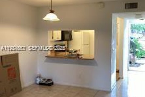 Снять в аренду кондоминиум в Пемброк-Пайнс, Флорида 2 спальни, № 1983980 - фото 2