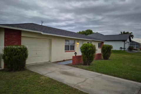 Casa en venta en Cape Coral, Florida, 3 dormitorios, 106.65 m2 № 1936400 - foto 2
