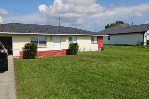 House in Cape Coral, Florida 3 bedrooms, 106.65 sq.m. № 1936400