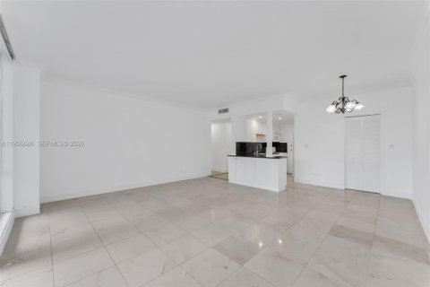 Condominio en alquiler en Coral Gables, Florida, 1 dormitorio, 78.04 m2 № 2010406 - foto 9