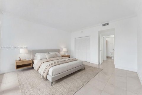 Condominio en alquiler en Coral Gables, Florida, 1 dormitorio, 78.04 m2 № 2010406 - foto 19