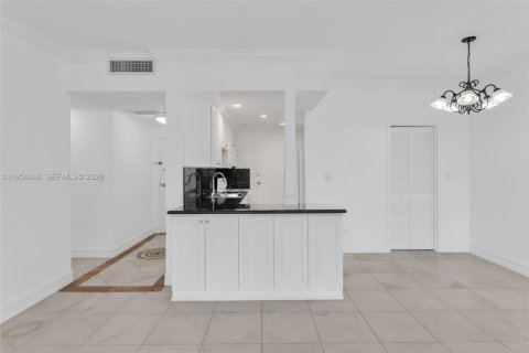 Condominio en alquiler en Coral Gables, Florida, 1 dormitorio, 78.04 m2 № 2010406 - foto 10